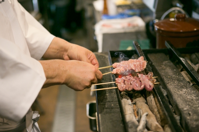 アットホームな焼き鳥居酒屋・店長候補　月給25万円以上／年間休日115日以上