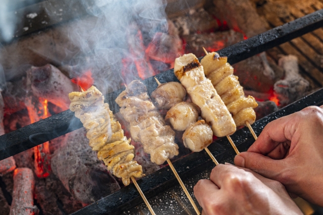 【焼鳥のミシュラン店】サービススタッフ／月給25万円以上　調理スタッフ／月給40万円以上